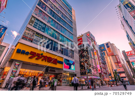 日本の東京都市景観 コロナ禍の東京・秋葉原。秋葉原駅前をマスク姿で歩く人たち 日本の東京都市景観 コロナ禍の東京・秋葉原。秋葉原駅前をマスク姿で歩く人たち 70529749