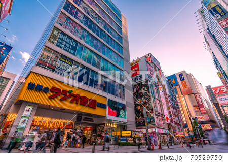 日本の東京都市景観 コロナ禍の東京・秋葉原。秋葉原駅前をマスク姿で歩く人たち 70529750
