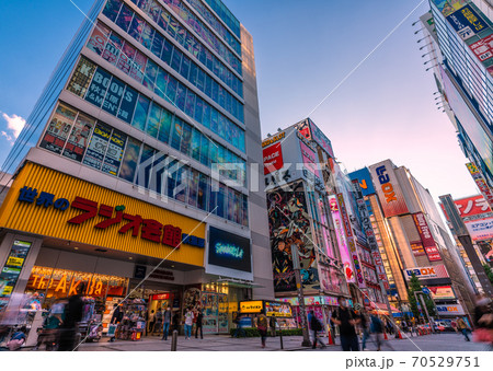 日本の東京都市景観 コロナ禍の東京・秋葉原。秋葉原駅前をマスク姿で歩く人たち 70529751
