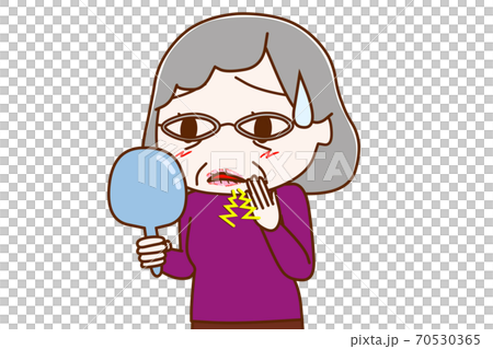 An elderly woman who has dry and dry lips and hurts 70530365