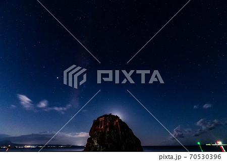 神話の国・出雲稲佐の浜の　美しい星空と弁天島 70530396