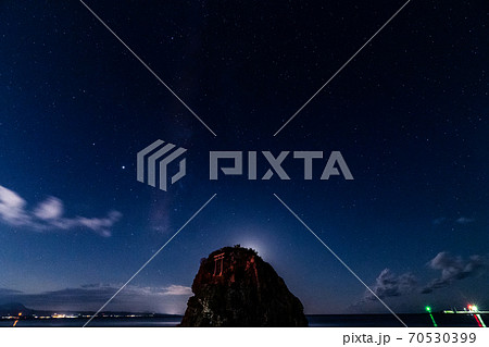 神話の国・出雲稲佐の浜の 美しい星空と弁天島 神話の国・出雲稲佐の浜の 美しい星空と弁天島 70530399