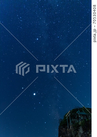 神話の国・出雲稲佐の浜の 美しい星空と弁天島 神話の国・出雲稲佐の浜の 美しい星空と弁天島 70530408