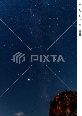 神話の国・出雲稲佐の浜の 美しい星空と弁天島 神話の国・出雲稲佐の浜の 美しい星空と弁天島 70530414