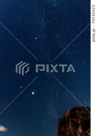 神話の国・出雲稲佐の浜の 美しい星空と弁天島 神話の国・出雲稲佐の浜の 美しい星空と弁天島 70530425