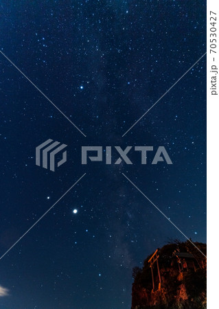 神話の国・出雲稲佐の浜の 美しい星空と弁天島 神話の国・出雲稲佐の浜の 美しい星空と弁天島 70530427