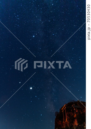 神話の国・出雲稲佐の浜の 美しい星空と弁天島 神話の国・出雲稲佐の浜の 美しい星空と弁天島 70530430