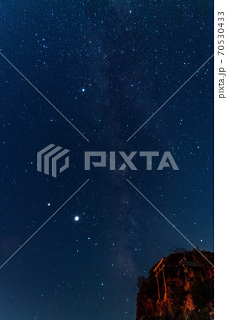 神話の国・出雲稲佐の浜の　美しい星空と弁天島 70530433