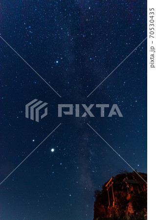 神話の国・出雲稲佐の浜の　美しい星空と弁天島 70530435
