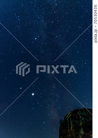 神話の国・出雲稲佐の浜の 美しい星空と弁天島 神話の国・出雲稲佐の浜の 美しい星空と弁天島 70530436