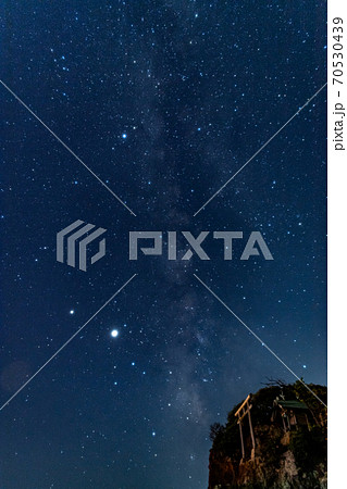 神話の国・出雲稲佐の浜の 美しい星空と弁天島 神話の国・出雲稲佐の浜の 美しい星空と弁天島 70530439