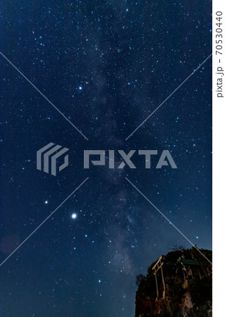 神話の国・出雲稲佐の浜の　美しい星空と弁天島 70530440