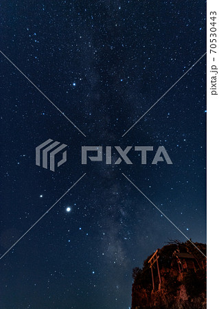 神話の国・出雲稲佐の浜の 美しい星空と弁天島 神話の国・出雲稲佐の浜の 美しい星空と弁天島 70530443