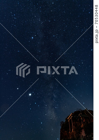 神話の国・出雲稲佐の浜の　美しい星空と弁天島 70530448