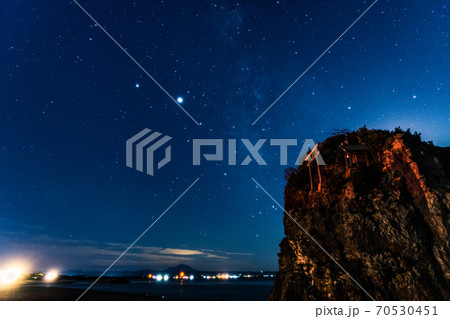 神話の国・出雲稲佐の浜の 美しい星空と弁天島 神話の国・出雲稲佐の浜の 美しい星空と弁天島 70530451