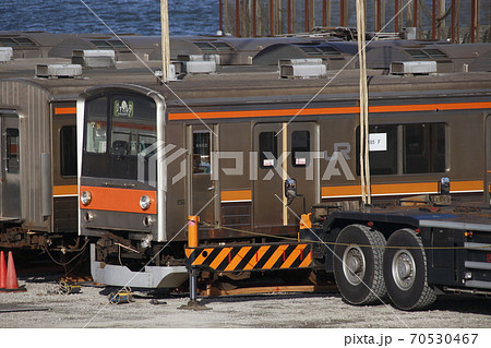 新潟港で船積みを行う武蔵野線車両(2019年10月) 新潟港で船積みを行う武蔵野線車両(2019年10月) 70530467
