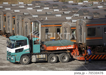 新潟港で船積みを行う武蔵野線車両（2019年10月） 70530476