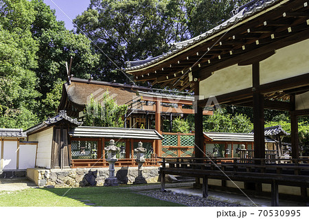 氷室神社　拝殿（舞殿）と本殿　奈良県奈良市 70530995