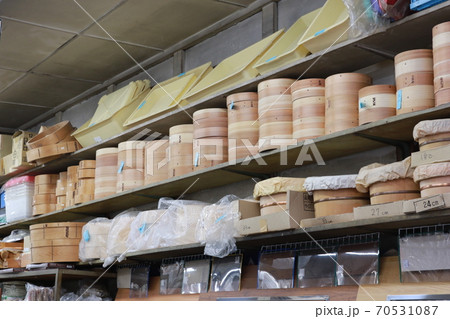 千日前道具屋筋商店街で売られているせいろ 70531087