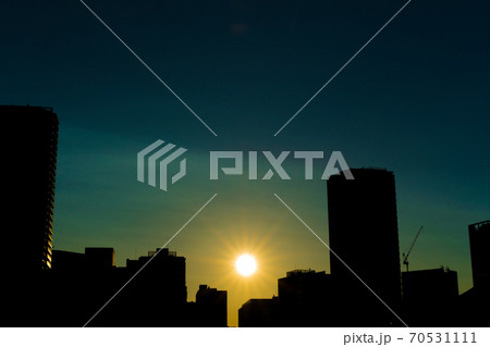 ビルと夕日 70531111