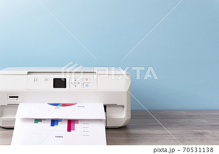 書類を印刷する。コピー、印刷、プリンター、ビジネス書類、ビジネス、カラープリント、売上実績、レポート 70531138