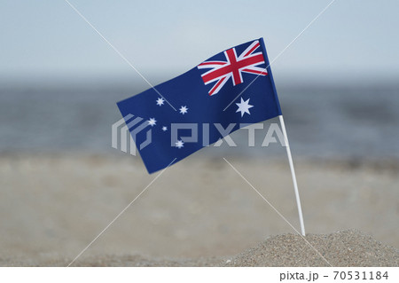 Australian flag in on the beach. Seaside...の写真素材 [70531184] -