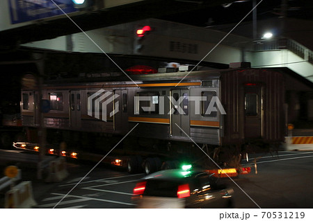 新潟港へ陸送される武蔵野線車両(2019年8月) 新潟港へ陸送される武蔵野線車両(2019年8月) 70531219