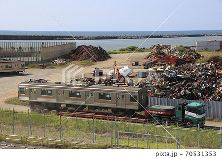 新潟港で船積みを行う武蔵野線車両(2019年8月) 新潟港で船積みを行う武蔵野線車両(2019年8月) 70531353