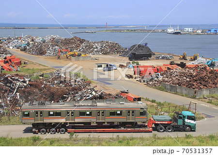新潟港で船積みを行う武蔵野線車両（2019年8月） 70531357
