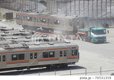新潟港で船積みを行う武蔵野線車両（2019年8月） 70531359