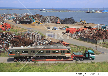 新潟港で船積みを行う武蔵野線車両（2019年8月） 70531360