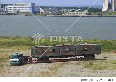 新潟港で船積みを行う武蔵野線車両（2019年8月） 70531364