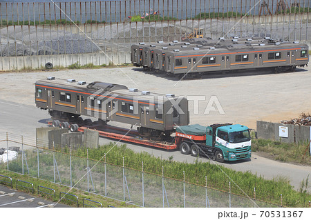 新潟港で船積みを行う武蔵野線車両（2019年8月） 70531367
