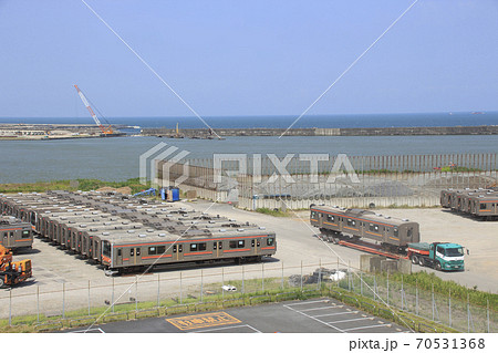 新潟港で船積みを行う武蔵野線車両（2019年8月） 70531368