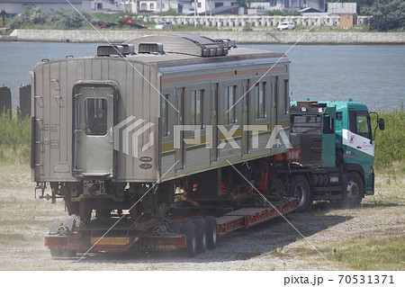 新潟港で船積みを行う武蔵野線車両（2019年8月） 70531371