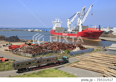 新潟港で船積みを行う武蔵野線車両（2019年8月） 70531417