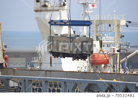 新潟港で船積みを行う武蔵野線車両（2019年8月） 70531481