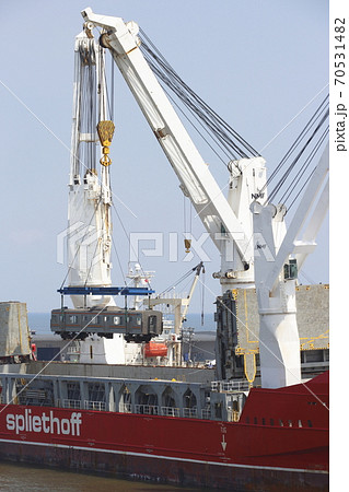 新潟港で船積みを行う武蔵野線車両（2019年8月） 70531482