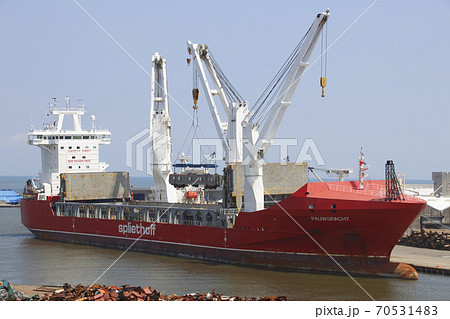 新潟港で船積みを行う武蔵野線車両（2019年8月） 70531483