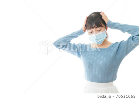 体調不良で苦しむマスクを付けた若い女性 体調不良で苦しむマスクを付けた若い女性 70531665