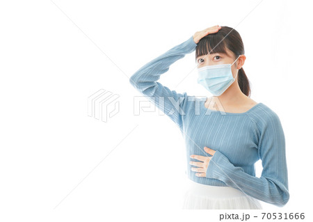 体調不良で苦しむマスクを付けた若い女性 体調不良で苦しむマスクを付けた若い女性 70531666