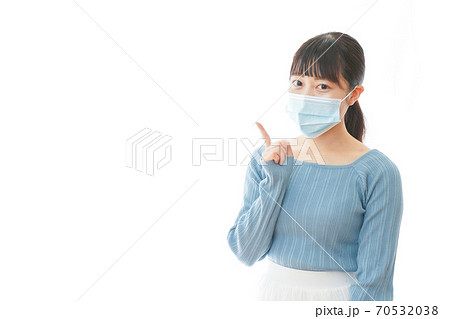 ポイントを指差すマスクを付けた若い女性 ポイントを指差すマスクを付けた若い女性 70532038