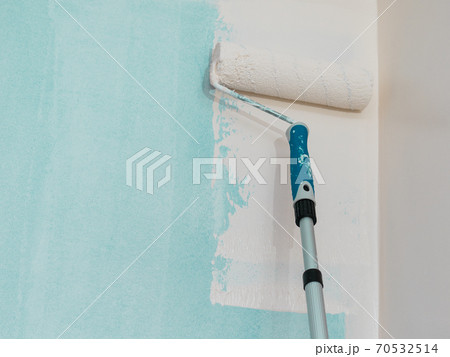 Person applying paint on wall Person applying paint on wall 70532514
