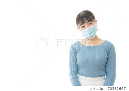 マスクをつけた若い女性 マスクをつけた若い女性 70532667
