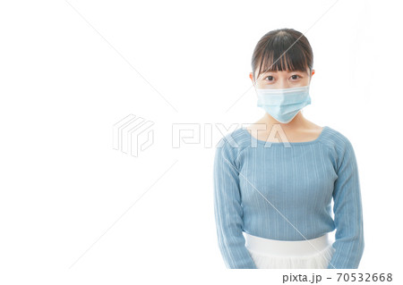 マスクをつけた若い女性 マスクをつけた若い女性 70532668