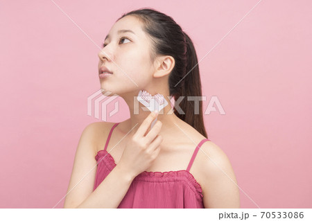 美顔ローラを使う女性 美顔ローラを使う女性 70533086