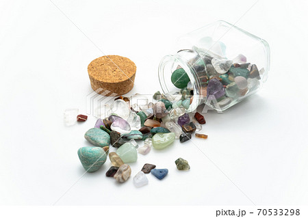 天然石　さざれ石　白背景 70533298