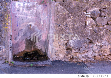 drinking water fountain 70534973