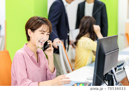 オフィスでデスクワークをする女性社員 70536033