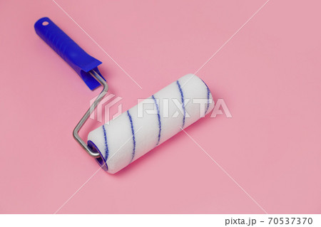 Paint roller isolated on pink 70537370